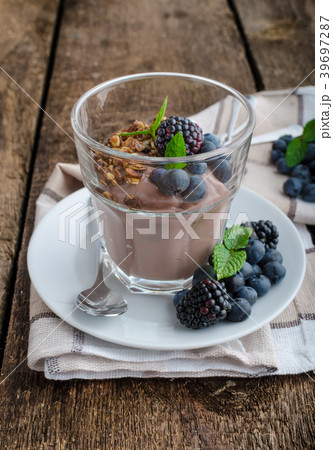 Chocolate pudding with berries 39697287
