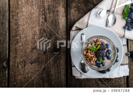 Chocolate pudding with berries 39697288