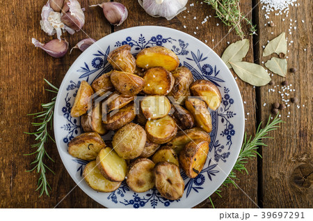 Baked potatoes with herbs and garlic 39697291
