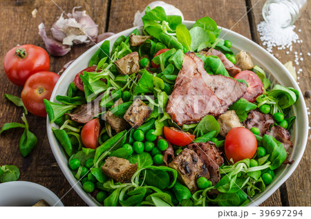 Fresh salad with bacon and croutons 39697294