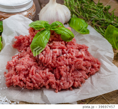 Minced beef raw Minced beef raw 39697457
