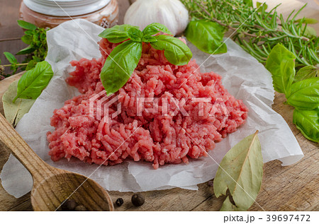 Minced beef raw Minced beef raw 39697472