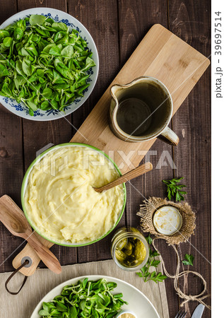 Schnitzel with mashed potatoes and salad Schnitzel with mashed potatoes and salad 39697514