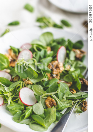 Lambs lettuce salad with walnuts and radish Lambs lettuce salad with walnuts and radish 39697604