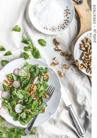 Lambs lettuce salad with walnuts and radish Lambs lettuce salad with walnuts and radish 39697609
