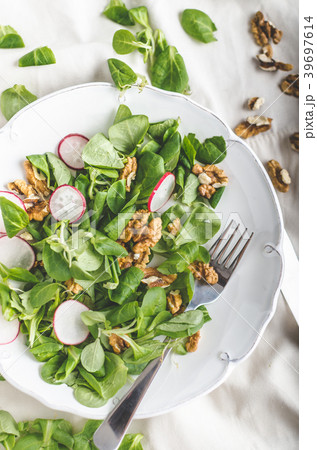 Lambs lettuce salad with walnuts and radish Lambs lettuce salad with walnuts and radish 39697614