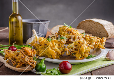 Crispy onion bhajis 39697931
