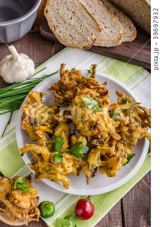 Crispy onion bhajis 39697932