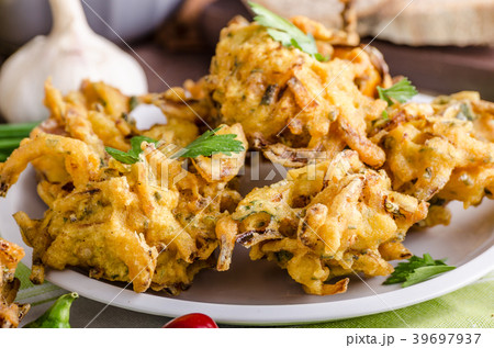 Crispy onion bhajis 39697937
