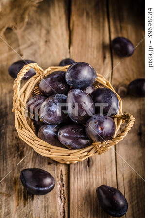 Freshly picked and washed plums Freshly picked and washed plums 39698084