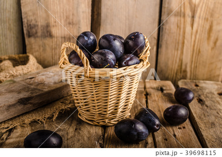 Freshly picked and washed plums 39698115