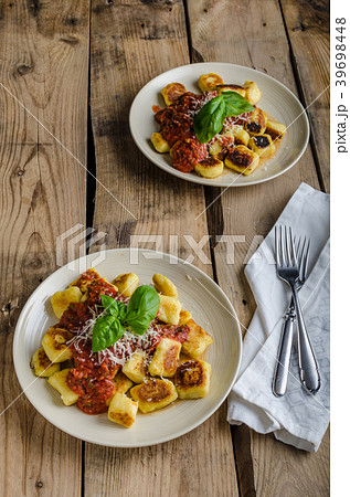Homemade gnocchi with tomato sauce 39698448