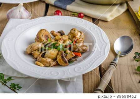 Fresh mushroom salad with chilli and herbs 39698452