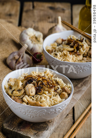 Chinese noodles Chinese noodles 39698498