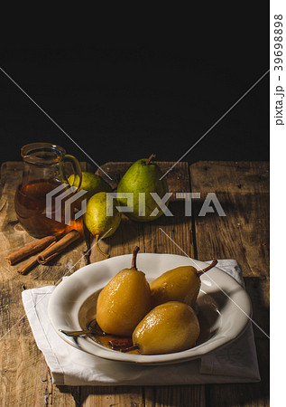 Pears glazed in tea and cinnamon 39698898