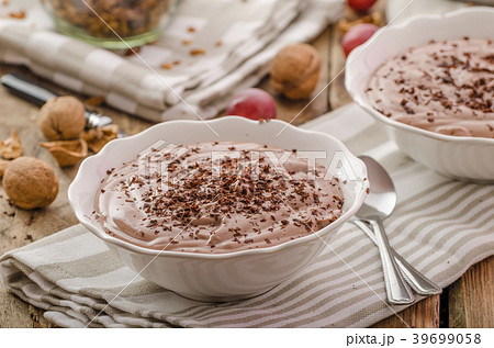 Chocolate pudding and baked granola Chocolate pudding and baked granola 39699058