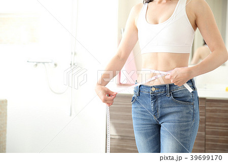 ウエストを計る女性 ウエストを計る女性 39699170