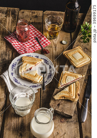 Old Bohemian toast with jam and beer 39699175