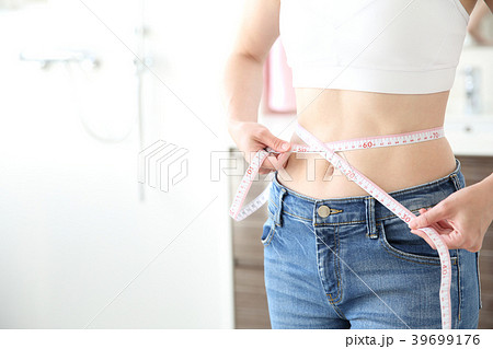ウエストを計る女性 ウエストを計る女性 39699176