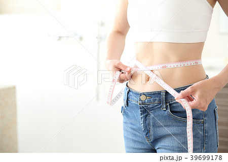 ウエストを計る女性 ウエストを計る女性 39699178