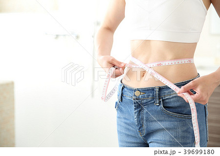 ウエストを計る女性 ウエストを計る女性 39699180