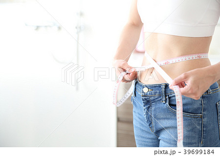 ウエストを計る女性 ウエストを計る女性 39699184