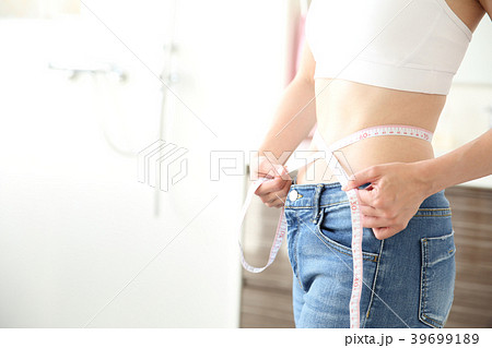 ウエストを計る女性 ウエストを計る女性 39699189
