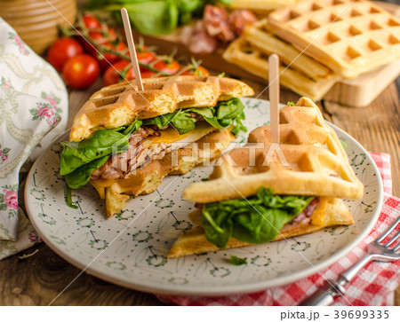 Waffles sandwich 39699335