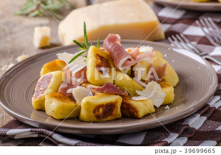 Roasted potato gnocchi with prosciutto Roasted potato gnocchi with prosciutto 39699665