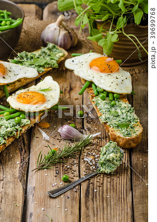 Baguette with herb butter 39699768
