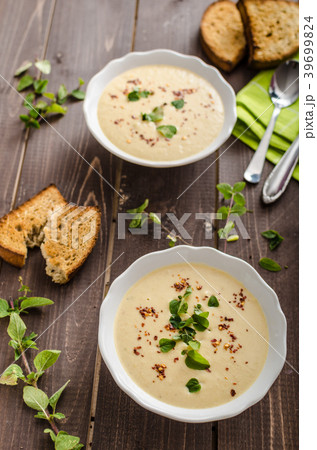 Creamy zucchini soup with chilli and oregano 39699824