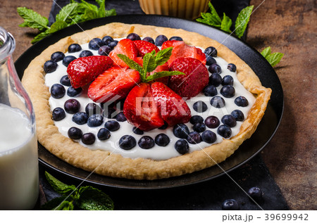Crispy cake with cream and berries Crispy cake with cream and berries 39699942