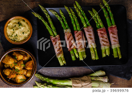 Asparagus on grill with bacon 39699976