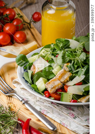 Salad with grilled chicken 39699977
