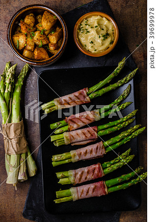 Asparagus on grill with bacon 39699978