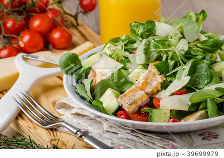 Salad with grilled chicken 39699979