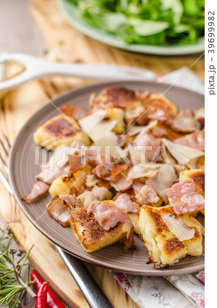 Home roasted gnocchi 39699982