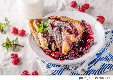 French toast with fruits 39700147