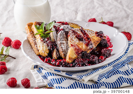 French toast with fruits 39700148