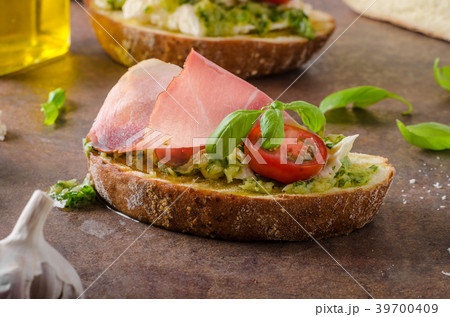 Toasted Tuscan bread with pesto 39700409