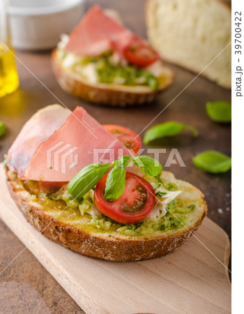 Toasted Tuscan bread with pesto 39700422