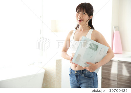体重計を持つ女性 39700425