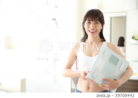 体重計を持つ女性 39700442