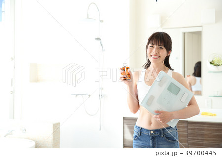 体重計を持つ女性 39700445