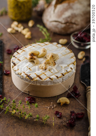 Grilled camembert cheese 39700520