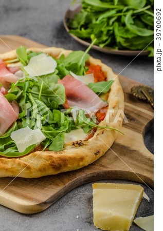 Rustic parma ham pizza 39700692
