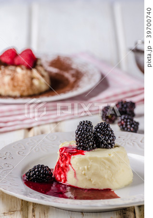 Vanilla panna cotta Vanilla panna cotta 39700740