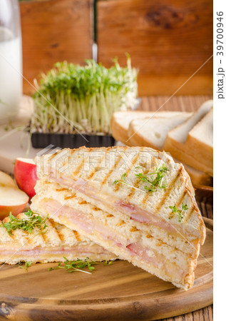 Panini cheese ham toast, fresh apple sandwitch Panini cheese ham toast, fresh apple sandwitch 39700946