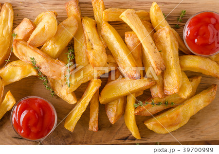 Homemade french fries with organic ketchup 39700999