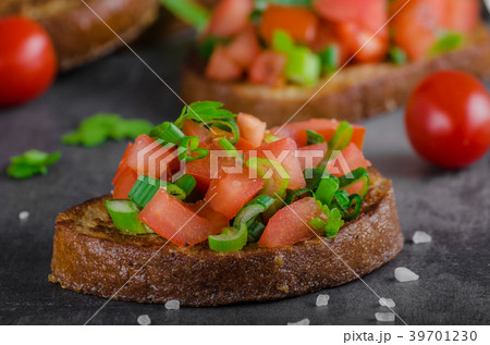 French garlic toast with vegetable salad 39701230